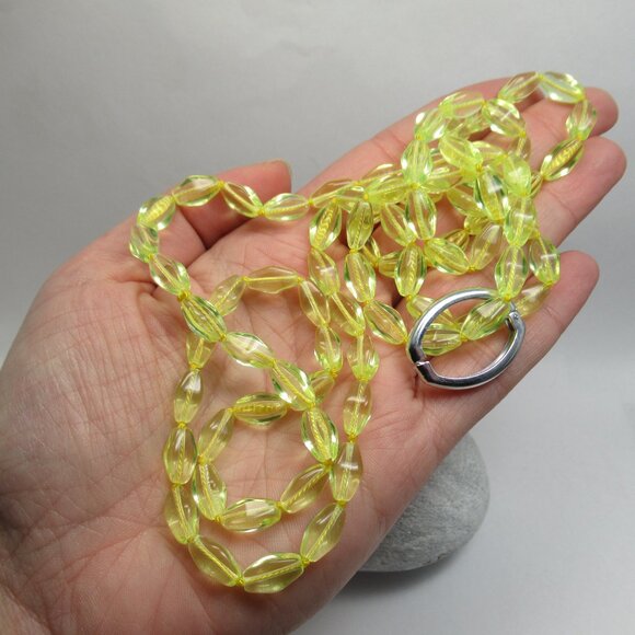 Uranium glass bead necklace - Picture 4 of 13